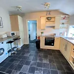 Cottage Style 2 Bedroom Apt In City, Near Utilita Arena & Free Parking